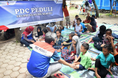 Relawan Pertamina PDC Beri Trauma Healing Pengungsi Erupsi Semeru
